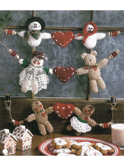 Wooden spools, beads and some crochet make for cute holiday garlands!